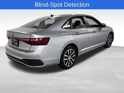 Used 2025 Volkswagen Jetta SE FWD image 3