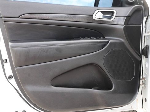 Used 2018 Jeep Grand Cherokee Altitude AWD/4WD image 12