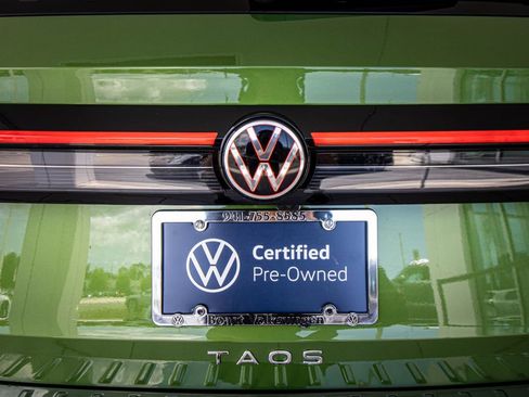 Used 2025 Volkswagen Taos SE FWD image 17