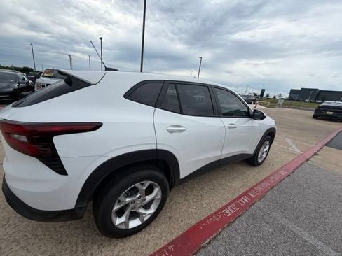 Used 2025 Chevrolet Trax LS w/ LS Convenience Package FWD image 8