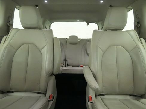 Used 2018 Chrysler Pacifica Touring-L FWD image 17