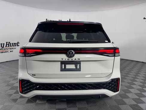 Used 2025 Volkswagen Tiguan SE R-Line FWD image 8