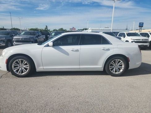 Used 2021 Chrysler 300 Touring L image 5