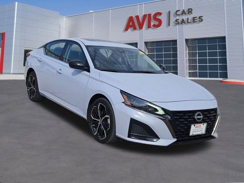 Used 2025 Nissan Altima 2.5 SR w/ SR Premium Package image 9