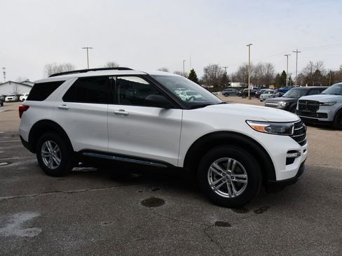 Used 2022 Ford Explorer XLT w/ Equipment Group 202A image 8