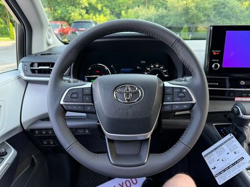 Used 2026 Toyota Sienna XLE AWD/4WD image 10