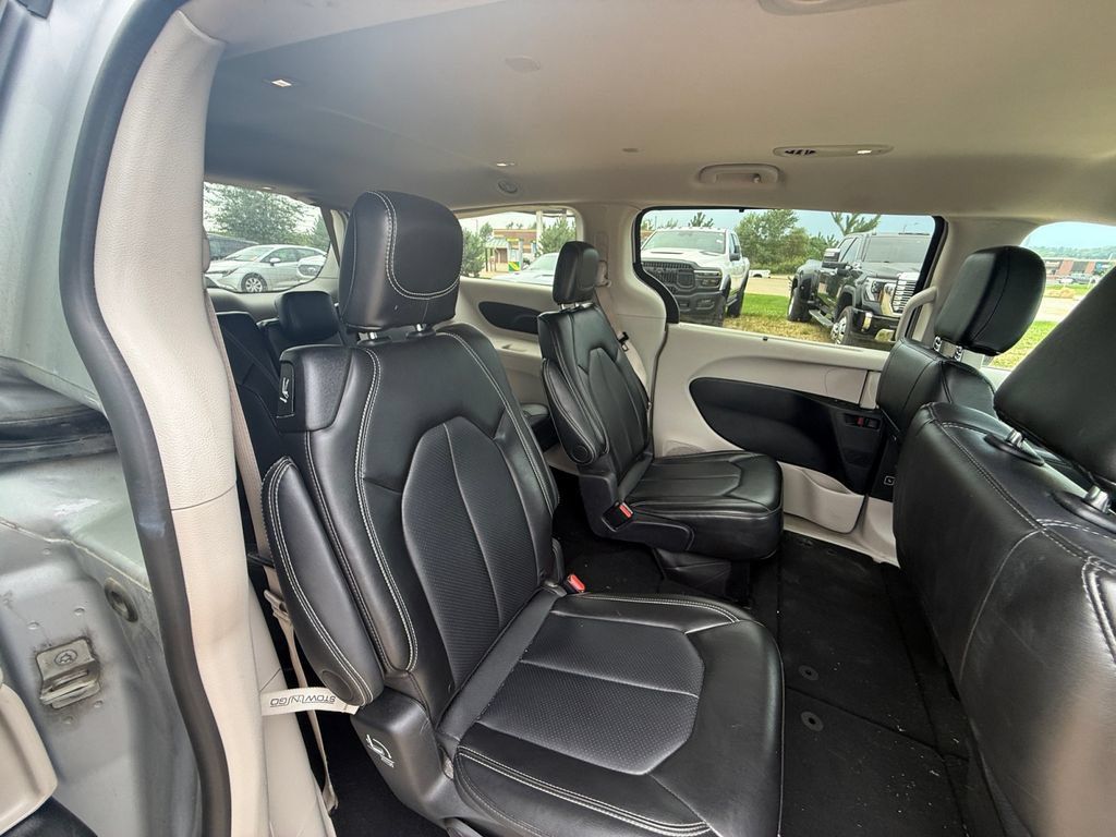 Used 2024 Chrysler Pacifica Touring-L FWD image 38