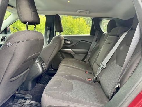 Used 2019 Jeep Cherokee Latitude w/ Popular Appearance Group image 28