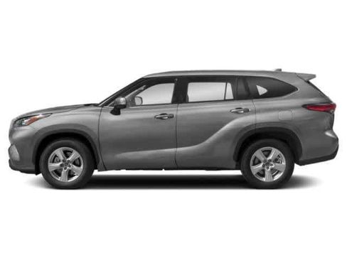 Used 2021 Toyota Highlander LE FWD image 3