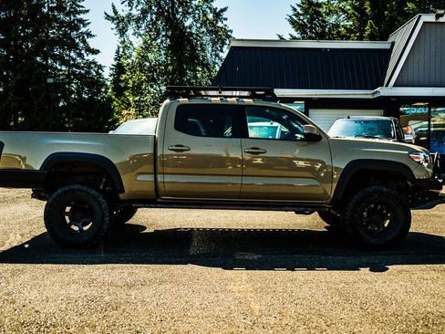 Used 2019 Toyota Tacoma TRD Off-Road AWD/4WD image 14
