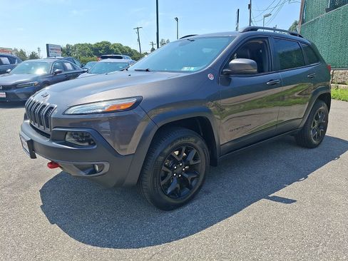 Used 2018 Jeep Cherokee Trailhawk w/ Comfort/Convenience Group AWD/4WD image 3