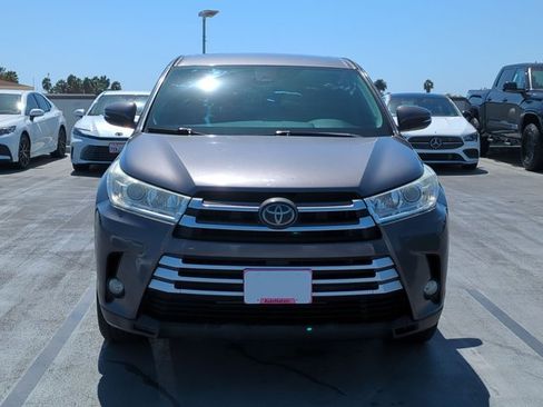 Used 2018 Toyota Highlander Plus FWD image 2