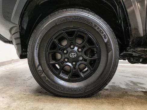 Used 2020 Toyota Tacoma SR5 w/ Technology Package AWD/4WD image 11