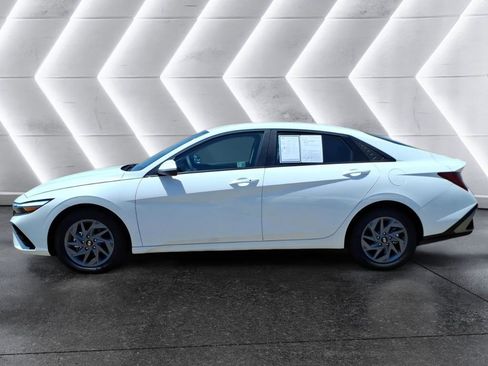 Used 2025 Hyundai Elantra Hybrid FWD image 2
