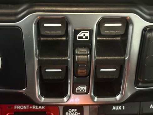 Used 2021 Jeep Wrangler Unlimited Rubicon AWD/4WD image 32