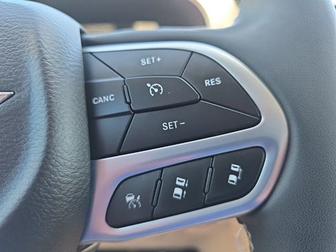 Used 2023 Chrysler Pacifica Touring-L FWD image 24