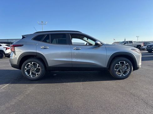 New 2026 Chevrolet Trax LT w/ LT Convenience Package FWD image 8