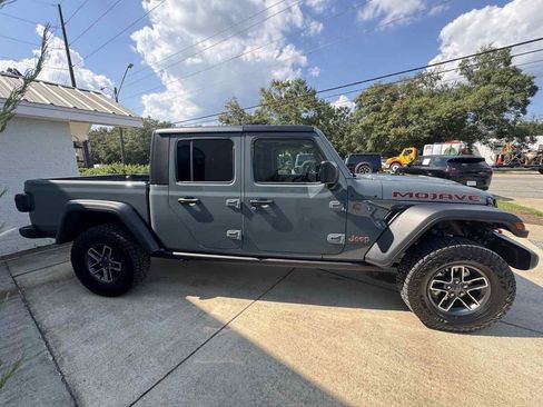 Used 2025 Jeep Gladiator Mojave w/ Convenience Group AWD/4WD image 5