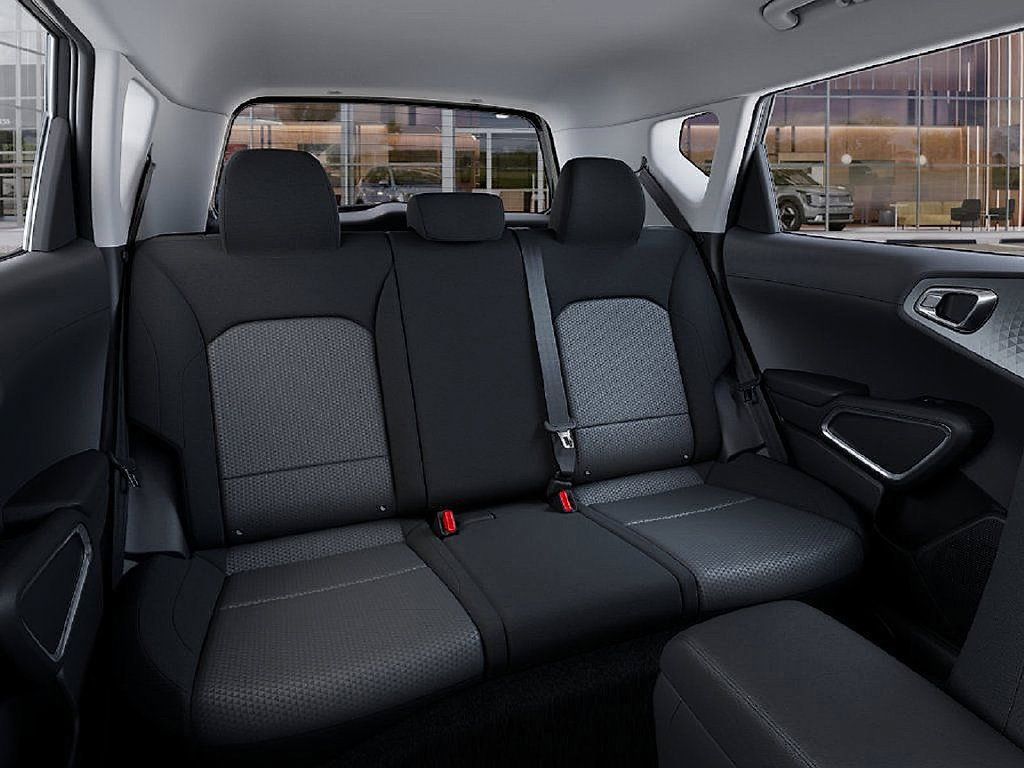 Used 2025 Kia Soul LX w/ LX Technology Package FWD image 16