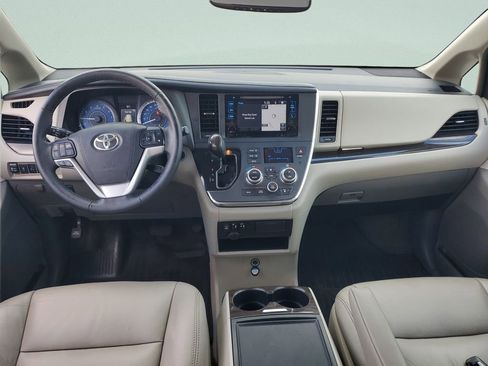 Used 2017 Toyota Sienna XLE w/ XLE Navigation Package FWD image 11
