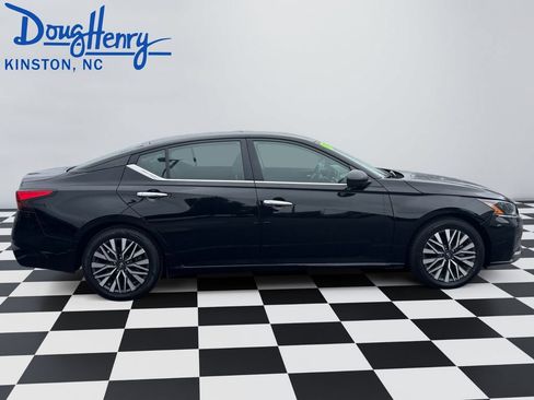Used 2024 Nissan Altima 2.5 SV FWD image 6