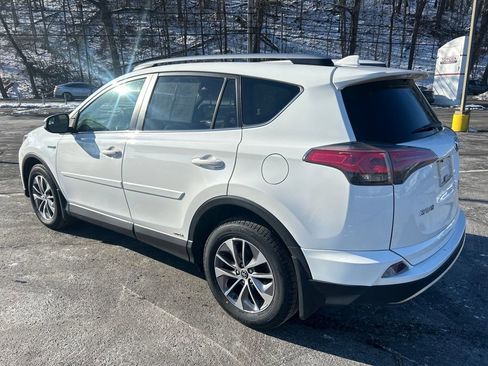 Used 2018 Toyota RAV4 XLE image 3