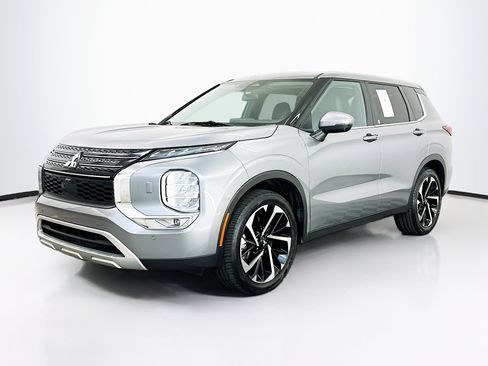 Used 2024 Mitsubishi Outlander SE AWD/4WD image 3