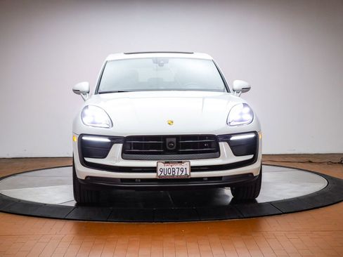 Certified 2025 Porsche Macan image 15