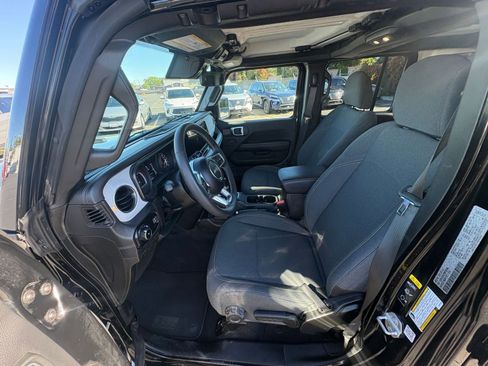 Used 2025 Jeep Wrangler Unlimited Sahara AWD/4WD image 27