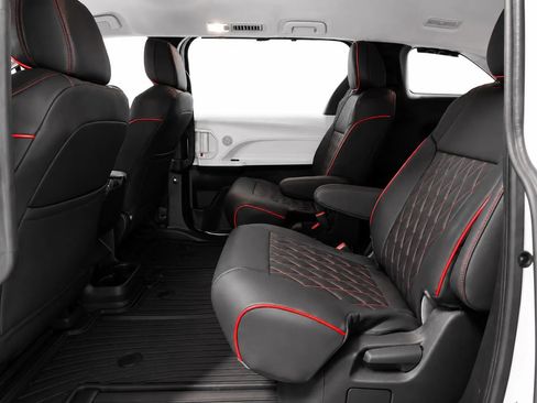 Used 2026 Toyota Sienna LE FWD image 13