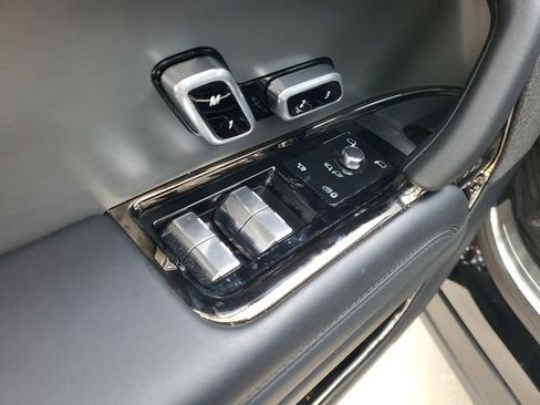 Used 2025 Land Rover Range Rover Sport SE AWD/4WD image 8