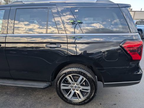 Used 2024 Ford Expedition Limited AWD/4WD image 4