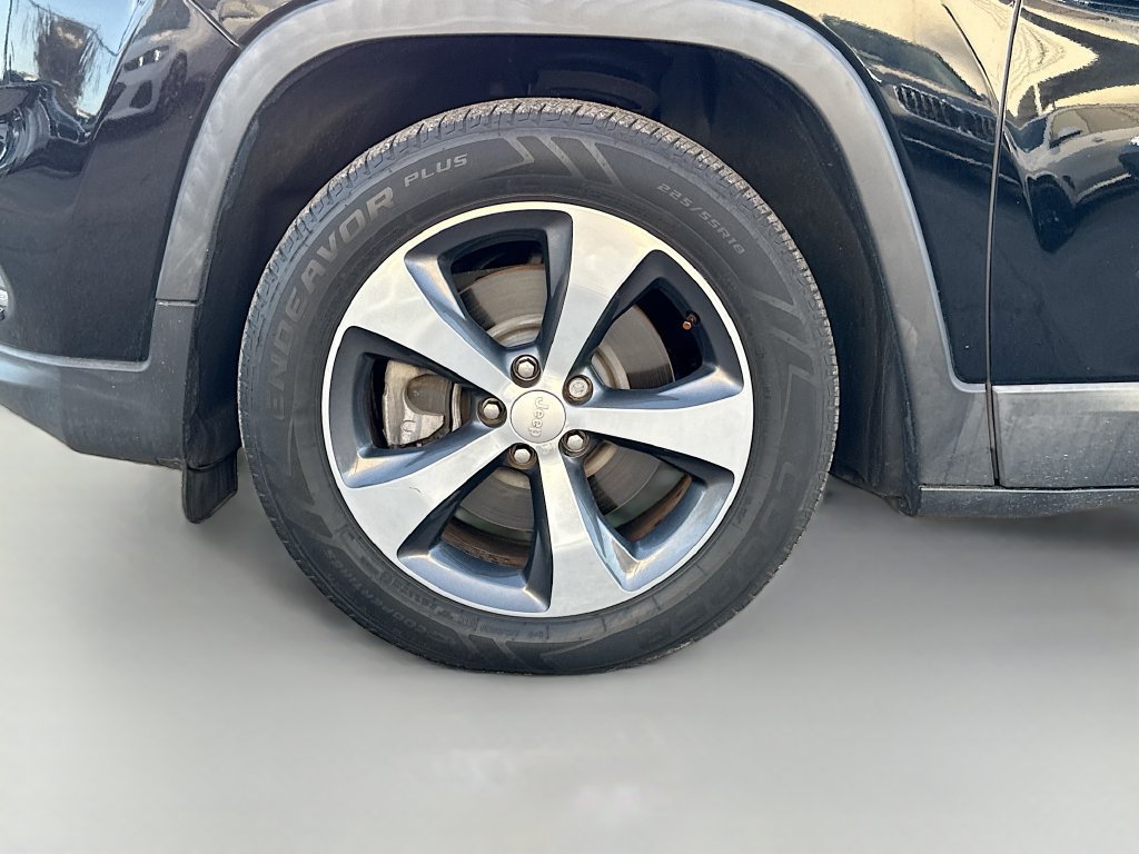 Used 2019 Jeep Cherokee Limited FWD image 42
