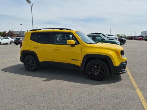 Used 2016 Jeep Renegade Latitude FWD image 4