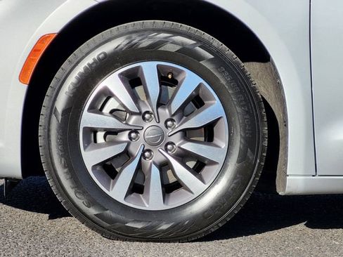 Certified 2024 Chrysler Pacifica Limited FWD image 7