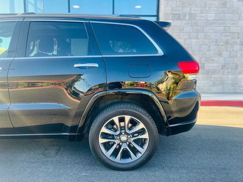 Used 2017 Jeep Grand Cherokee Overland AWD/4WD image 11