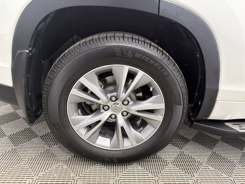 Used 2014 Toyota Highlander XLE image 18