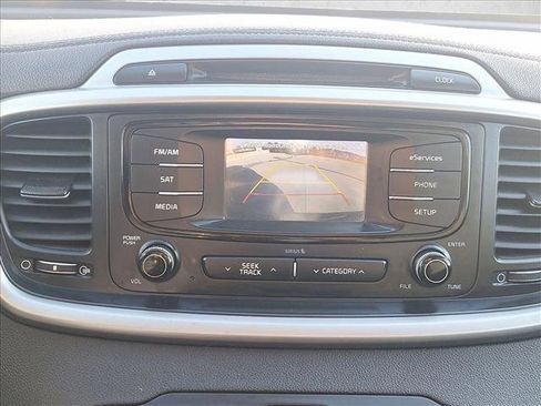 Used 2016 Kia Sorento LX w/ LX Convenience Package image 13