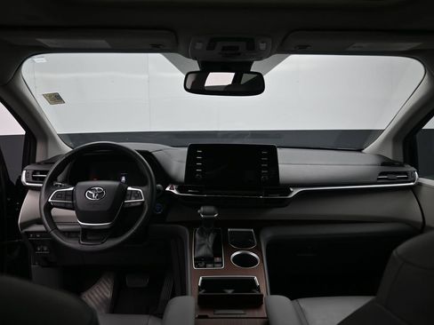 Certified 2022 Toyota Sienna XLE image 29