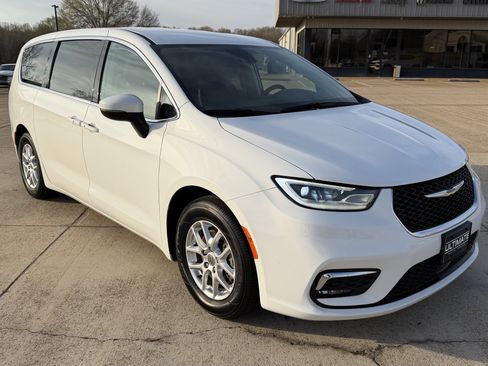 Used 2023 Chrysler Pacifica Touring-L image 10