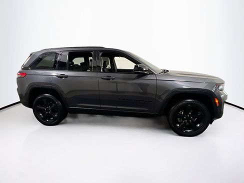 Used 2023 Jeep Grand Cherokee Altitude image 4