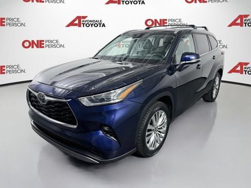 Used 2023 Toyota Highlander Platinum FWD image 3