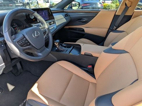 Used 2025 Lexus ES 300h w/ Premium Package image 16