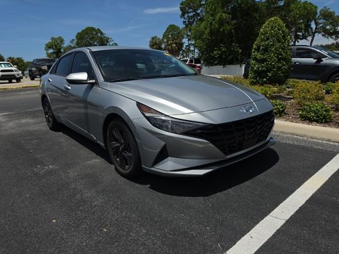 Used 2021 Hyundai Elantra SEL w/ Convenience Package FWD image 3