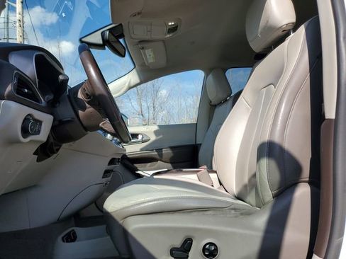 Used 2018 Chrysler Pacifica Touring-L Plus image 18