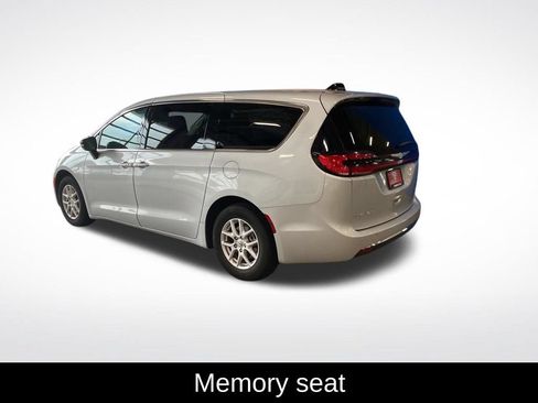 Used 2024 Chrysler Pacifica Touring-L FWD image 17