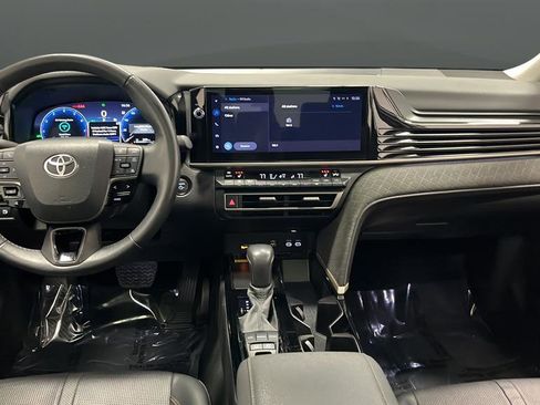 Used 2025 Toyota Camry XLE image 11