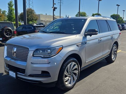 Used 2022 Lincoln Navigator Reserve AWD/4WD image 3