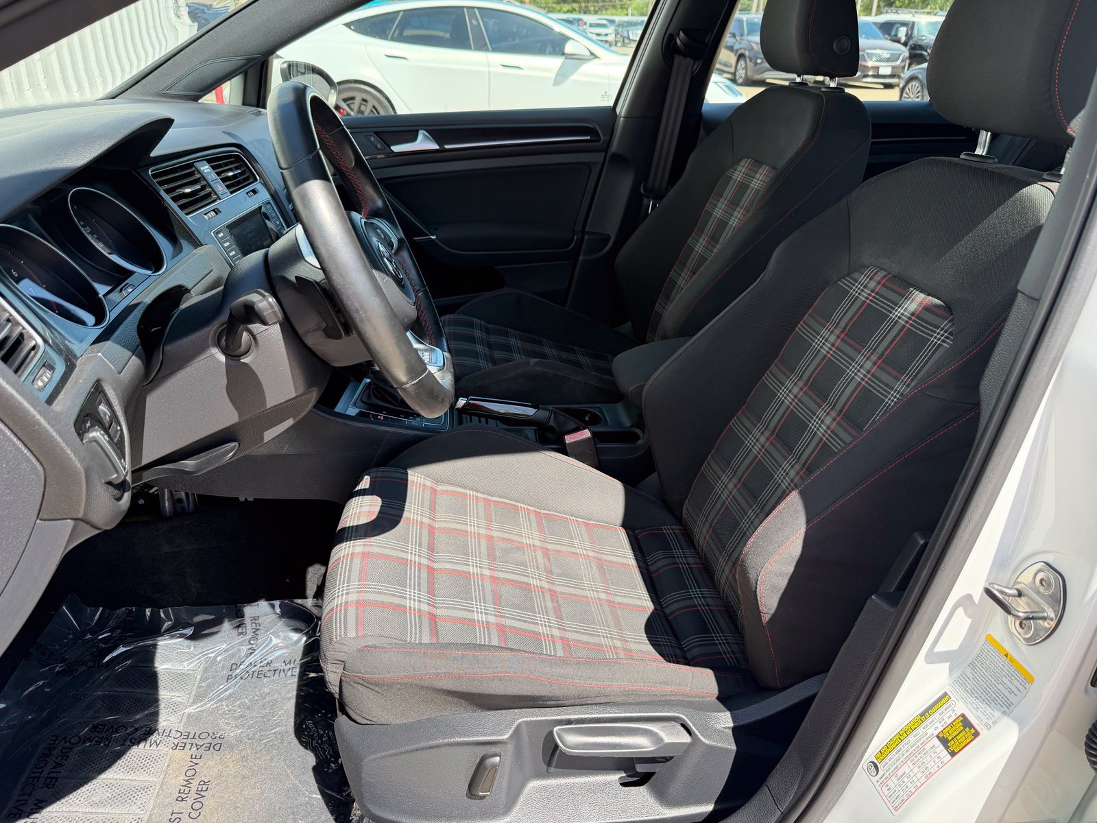 Used 2015 Volkswagen Golf 4-Door FWD image 18