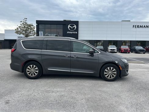 Used 2019 Chrysler Pacifica Touring-L image 8